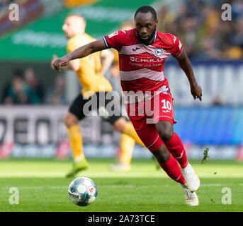 Dresden, Deutschland. 26 Okt, 2019. 2. Fussball Bundesliga, SG Dynamo Dresden - DSC Arminia Bielefeld, den 11. Spieltag, im Rudolf Harbig Stadion. Der Bielefelder Reinhold Yabo spielt den Ball. Credit: Robert Michael/dpa-Zentralbild/dpa - WICHTIGER HINWEIS: In Übereinstimmung mit den Anforderungen der DFL Deutsche Fußball Liga oder der DFB Deutscher Fußball-Bund ist es untersagt, zu verwenden oder verwendet Fotos im Stadion und/oder das Spiel in Form von Bildern und/oder Videos - wie Foto Sequenzen getroffen haben./dpa/Alamy leben Nachrichten Stockfoto