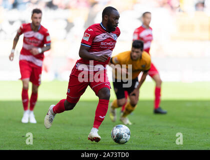 26. Oktober 2019, Sachsen, Dresden: Fussball: 2. Bundesliga, SG Dynamo Dresden - DSC Arminia Bielefeld, den 11. Spieltag, im Rudolf Harbig Stadion. Der Bielefelder Reinhold Yabo spielt den Ball. Foto: Robert Michael/dpa-Zentralbild/dpa - WICHTIGER HINWEIS: In Übereinstimmung mit den Anforderungen der DFL Deutsche Fußball Liga oder der DFB Deutscher Fußball-Bund ist es untersagt, zu verwenden oder verwendet Fotos im Stadion und/oder das Spiel in Form von Bildern und/oder Videos - wie Foto Sequenzen getroffen haben. Stockfoto