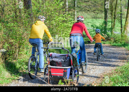 Genießen Sie Frühling Natur während einer Radtour mit der Familie Stockfoto