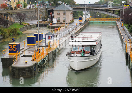 Erie Canal Cruise Boot Lockview V, ein 125-Passagier doppelstöckige Schiff gebaut der Großen Seen, beenden Lock 34 in Lockport, New York. Stockfoto