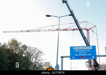 Den Haag, Niederlande. 30 Okt, 2019. Die Bauwirtschaft protestierten am Mittwoch gegen neue Stickstoff Regeln der Regierung. Der Protest der Bausektor in Den Haag am Mittwoch morgen verursacht eine Menge Ärgernis auf den Straßen. Die Polizei in der Nähe der A12. Malieveld, große Kräne. Credit: Pro Schüsse/Alamy leben Nachrichten Stockfoto