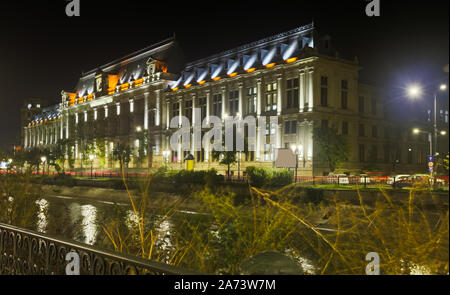 Palast der Justiz in der Innenstadt von Bukarest im Fluss Dambovita wider Stockfoto