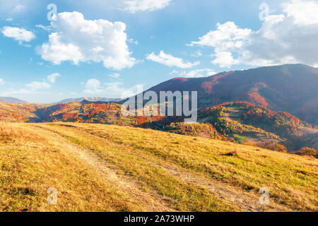 Schöne Berglandschaft im Herbst. Wunderbar sonnigen Nachmittag Wetter mit flauschige Wolken am Himmel. die bewaldeten Hügel rollen in den Fernen moun Stockfoto