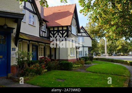 Häuser in Port Sunlight in Merseyside außerhalb der Dame Hebel Art Gallery Stockfoto