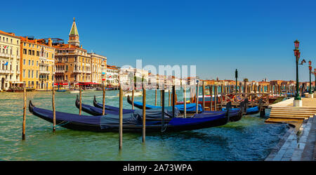 Im traditionellen venezianischen Gondeln günstig zum Pier in Grand Canal auf Hintergrund mit alten bunten Architektur des zentralen Viertel von Venedig Stockfoto