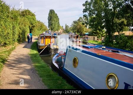 Narrowboats günstig auf dem Leinpfad an schüren Bruerne auf dem Grand Union Canal Stockfoto