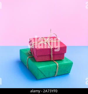 Bunte Geschenkbox auf pastellfarbenen Hintergrund. Geburtstag und Weihnachten Hintergrund Stockfoto