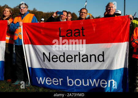 Den Haag, Niederlande. 30 Okt, 2019. Die Bauwirtschaft protestierten am Mittwoch gegen neue Stickstoff Regeln der Regierung. Der Protest der Bausektor in Den Haag am Mittwoch morgen verursacht eine Menge Ärgernis auf den Straßen. Die Polizei in der Nähe der A12. Malieveld, Demonstranten mit einem Banner. Credit: Pro Schüsse/Alamy leben Nachrichten Stockfoto