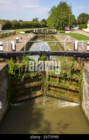 Bottom Lock auf der Stoke Bruerne Flug von Sperren auf dem Grand Union Canal, weedy Tore Stockfoto