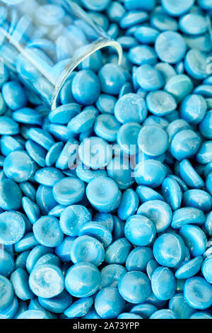 In der Nähe von High-density-Polyethylen (HDPE)-Granulat, selektive konzentrieren. Stockfoto