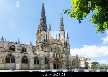 Sommer Blick an den Bau der Kathedrale von Bordeaux, die Römisch-katholische Kirche in der französischen Stadt Bordeaux. Stockfoto