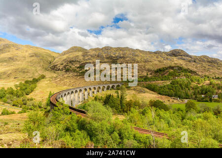 Glenfinnan Eisenbahnviadukt, Bestandteil der West Highland Line Glenfinnan Loch Shiel, Highlands, Schottland, Vereinigtes Königreich, Europa Stockfoto