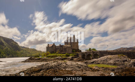 Eilean Donan Castle, Loch Duich, Scotish Hochland, mit einigen weißen Wolken am Himmel, Schottland, Großbritannien. Lange Belichtung. Stockfoto