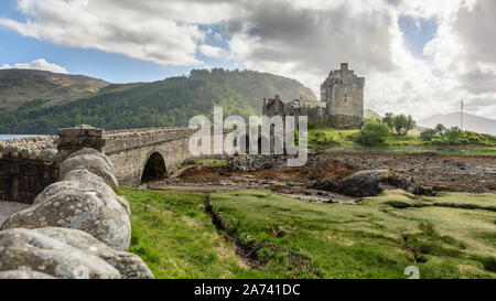 Eilean Donan Castle, Loch Duich, Scotish Hochland, mit einigen weißen Wolken am Himmel, Schottland, Großbritannien. Lange Belichtung. Stockfoto