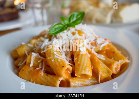 Essen Fotografie einer italienischen Pasta mit Tomaten Sahne und Parmesankäse Stockfoto