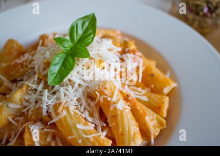 Essen Fotografie einer italienischen Pasta mit Tomaten Sahne und Parmesankäse Stockfoto