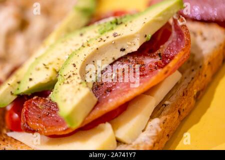 Speck, Avocado, Käse und Tomaten Sandwich Stockfoto