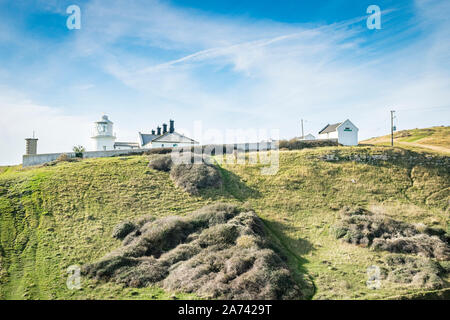 Amboss Point Lighthouse und Gebäude an einem sonnigen Tag auf der Jurassic Coast, Swanage, Dorset, England. Stockfoto