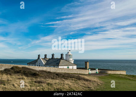 Hinter Anvil Point Lighthouse, Blick auf das Meer über die Jurassic Coast mit blauem Himmel, Swanage, Dorset Stockfoto