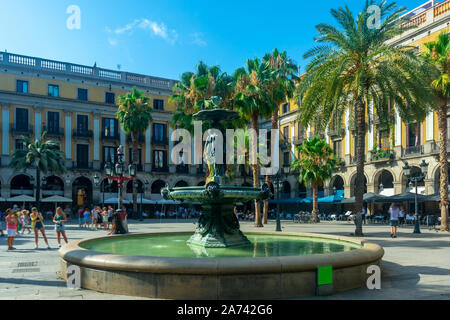Plaza Real (Royal Square) von Barcelona mit Brunnen der drei Grazien auf sonnigen Sommertag, Spanien Stockfoto