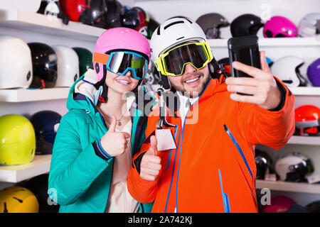 Glückliches Paar Ski Gang unter selfie während des Einkaufs im Sport waren Store Stockfoto