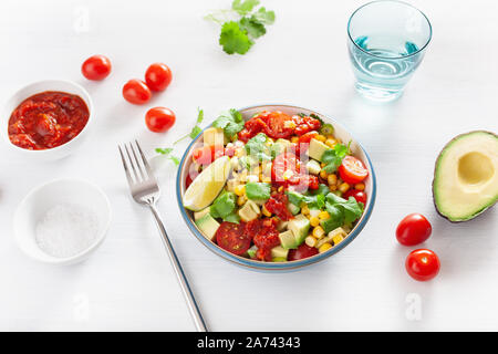 Gesund vegan avocado Zuckermais Tomatensalat Stockfoto