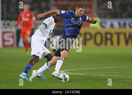 Bielefeld, Deutschland. 30 Okt, 2019. firo: 29.10.2019, Fußball, Fußball: DFB-Pokal, Saison 2019/2020, Arminia Bielefeld - FC Schalke 04 2:3 single action Fabian Klos | Verwendung der weltweiten Kredit: dpa/Alamy leben Nachrichten Stockfoto