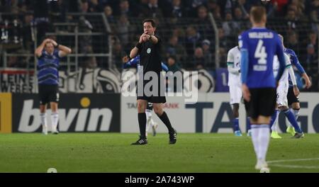 Bielefeld, Deutschland. 30 Okt, 2019. firo: 29.10.2019, Fußball, Fußball: DFB-Pokal, Saison 2019/2020, Arminia Bielefeld - FC Schalke 04 2:3 Manuel Grafe, Schiedsrichter | Verwendung der weltweiten Kredit: dpa/Alamy leben Nachrichten Stockfoto