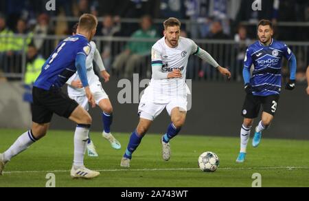 Bielefeld, Deutschland. 30 Okt, 2019. firo: 29.10.2019, Fußball, Fußball: DFB-Pokal, Saison 2019/2020, Arminia Bielefeld - FC Schalke 04 2:3 Duelle Guido Burgstaller | Verwendung der weltweiten Kredit: dpa/Alamy leben Nachrichten Stockfoto