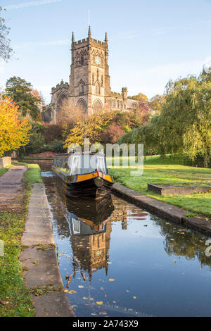 Kidderminster, Großbritannien. Oktober 2019. UK Wetter: Nach einem kühlen Start, der dritte Tag der Schulferien Woche erweist sich als herrlich sonnigen Herbsttag in Worcestershire. Die St. Mary's Church (die Pfarrkirche von Kidderminster) ist wunderschön beleuchtet in der Morgensonne, während eine Familie einen britischen Schmalbooturlaub auf unseren britischen Kanälen genießt - ihr Kanalboot, das hier an der Kidderminster-Schleuse vorbeifährt. Kredit: Lee Hudson/Alamy Live News Stockfoto