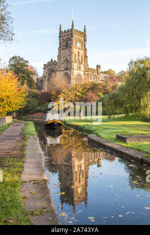 Kidderminster, Großbritannien. Oktober 2019. UK Wetter: Nach einem kühlen Start, der dritte Tag der Schulferien Woche erweist sich als herrlich sonnigen Herbsttag in Worcestershire. Die St. Mary's Church (die Pfarrkirche von Kidderminster) ist wunderschön beleuchtet in der Morgensonne, während eine Familie einen britischen Schmalbooturlaub auf unseren britischen Kanälen genießt - ihr Kanalboot, das hier an der Kidderminster-Schleuse vorbeifährt. Kredit: Lee Hudson/Alamy Live News Stockfoto