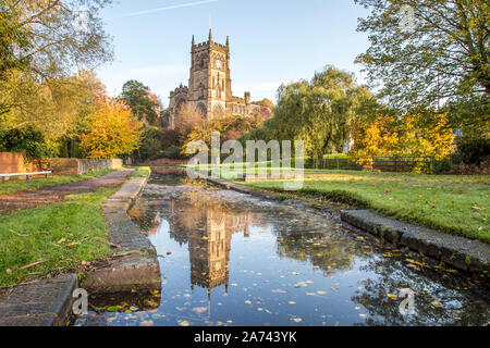 Kidderminster, Großbritannien. Oktober 2019. UK Wetter: Nach einem kühlen Start, der dritte Tag der Schulferien Woche erweist sich als herrlich sonnigen Herbsttag in Worcestershire. Die St. Mary's Church (die Pfarrkirche Kidderminster) steht am malerischen Kanal bei Morgensonne wunderschön beleuchtet. Kredit: Lee Hudson/Alamy Live News Stockfoto