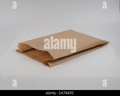 Umweltfreundliche Verpackung, Kraftpapier Verpackung aus Recyclingmaterial. eine Tasche aus Papier auf einem weißen Hintergrund. Stockfoto