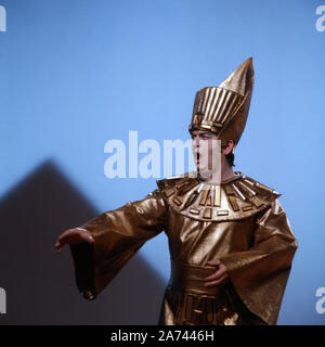 Von uns für Sie, zeigen Sie mit klassischer Musik, Deutschland 1969, Mitwirkender: Sandor Konya, ungarischer, Opernsänger singt in der Rolle des Radames aus "Aida" von Verdi. Stockfoto