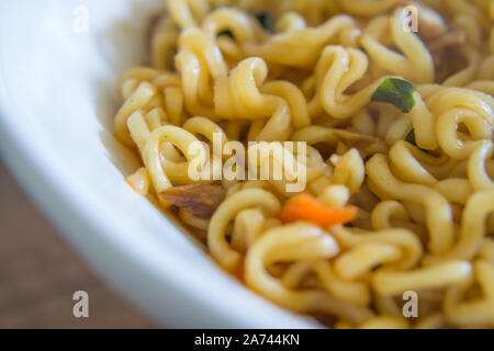 Ganz nah Fotografie aus einer Schüssel instant Ramen Nudeln Stockfoto