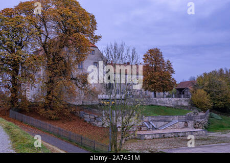 Altes Schloss im Herbst mit alten Eiche Stockfoto