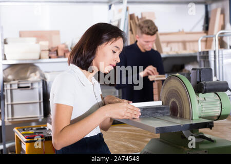 Junge weibliche Architekt polieren Elemente der zukünftigen architektonischen Modell im Design Bureau Stockfoto