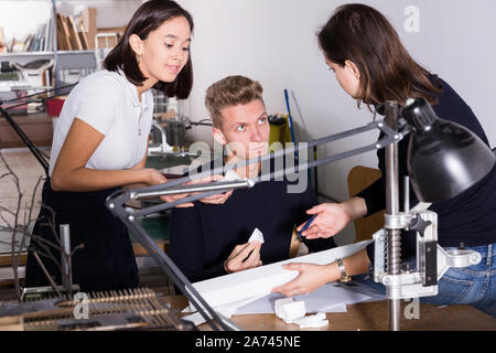 Gruppe von Architekten, die in Design und Engineering Office, diskutieren Elemente der neuen architektonischen Modell Stockfoto