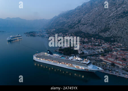 Kotor, Montenegro - Oktober 28, 2019: kreuzfahrtschiffe Norwegian Spirit und die Norwegian Star sind im Hafen, die Antenne. Stockfoto