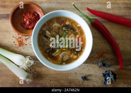 Essen Fotografie einer veganen Chinesische scharf-saure Suppe oder suan la Tang Stockfoto