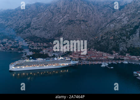 Kotor, Montenegro - Oktober 28, 2019: Kreuzfahrtschiff Norwegian Spirit im Hafen, die Antenne. Stockfoto