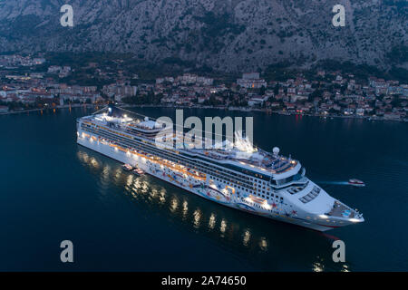 Kotor, Montenegro - Oktober 28, 2019: Kreuzfahrtschiff Norwegian Star im Hafen, die Antenne. Stockfoto