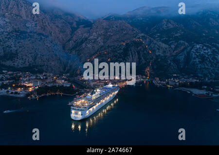 Kotor, Montenegro - Oktober 28, 2019: Kreuzfahrtschiff Norwegian Spirit im Hafen, die Antenne. Stockfoto