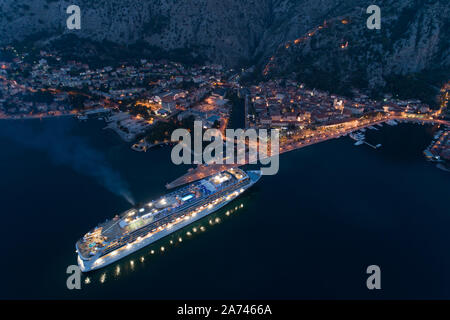 Kotor, Montenegro - Oktober 28, 2019: Kreuzfahrtschiff Norwegian Spirit im Hafen, die Antenne. Stockfoto