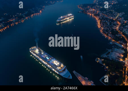 Kotor, Montenegro - Oktober 28, 2019: kreuzfahrtschiffe Norwegian Spirit und die Norwegian Star sind im Hafen, die Antenne. Stockfoto