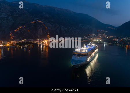 Kotor, Montenegro - Oktober 28, 2019: Kreuzfahrtschiff Norwegian Spirit im Hafen, die Antenne. Stockfoto