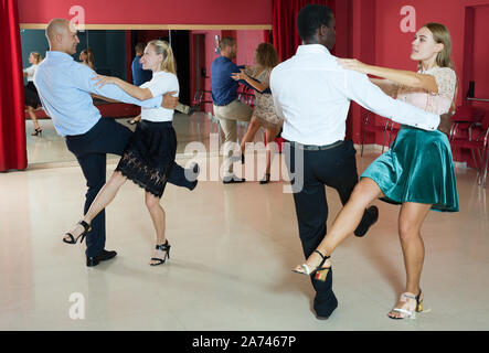 Nach tanzende Paare genießen aktiv Boogie-woogie in modernen Studio Stockfoto