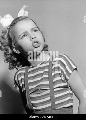 Cornelia Conny Froboess singt, Stand ersten Hit 'Pack die Badehose ein', Deutschland 1951. Cornelia Conny Froboess mit ihrem ersten Song "Pack die Badehose ein", Deutschland 1951. Stockfoto