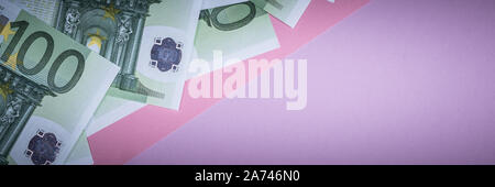 Euro cash auf einem Lila, Lila und Rosa Hintergrund. Euro Banknoten Geld. Euro Geld. Euro Rechnung. Für text Stockfoto