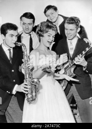 Wenn die Conny mit dem Peter, Deutschland 1958, Regie: Fritz Umgelter, Darsteller: Rex Gildo (Saxofon), Peter Vogel, -?-, Cornelia Conny Froboess, Peter Kraus Stockfoto